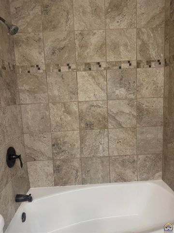 1733 SW Crest DR, Topeka, KS 66604