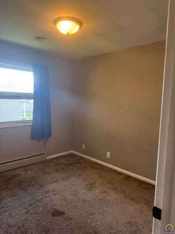 1733 SW Crest DR, Topeka, KS 66604