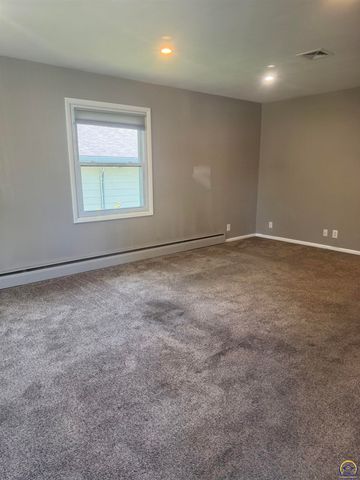 1733 SW Crest DR, Topeka, KS 66604