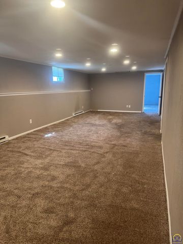 1733 SW Crest DR, Topeka, KS 66604