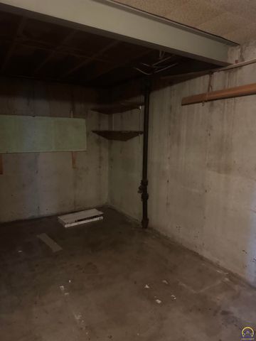 1733 SW Crest DR, Topeka, KS 66604