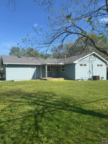 1733 SW Crest DR, Topeka, KS 66604