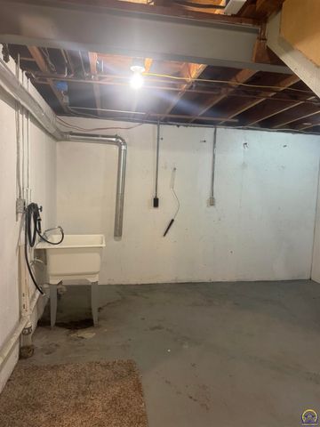 1733 SW Crest DR, Topeka, KS 66604