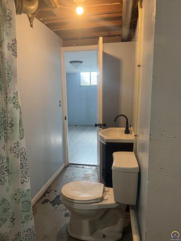 1733 SW Crest DR, Topeka, KS 66604