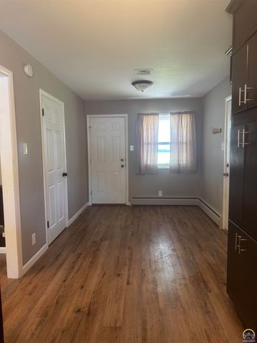 1733 SW Crest DR, Topeka, KS 66604