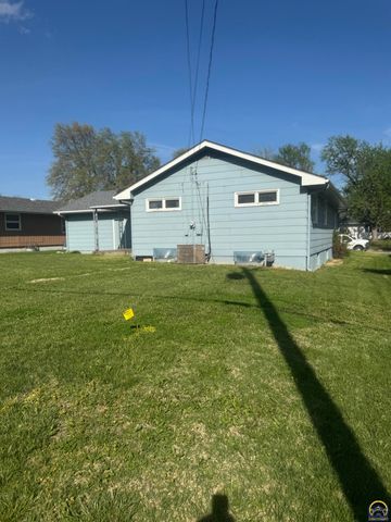 1733 SW Crest DR, Topeka, KS 66604