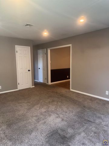 1733 SW Crest DR, Topeka, KS 66604