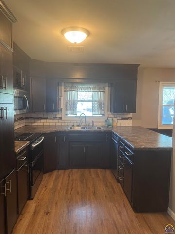1733 SW Crest DR, Topeka, KS 66604