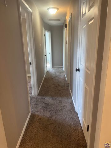 1733 SW Crest DR, Topeka, KS 66604