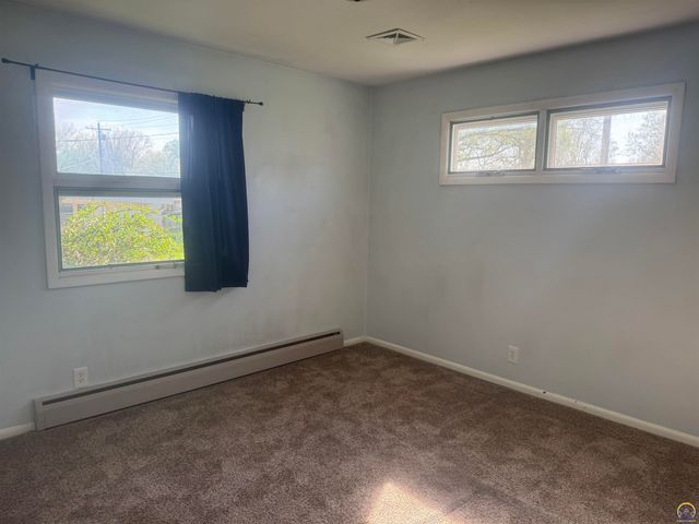 1733 SW Crest DR, Topeka, KS 66604
