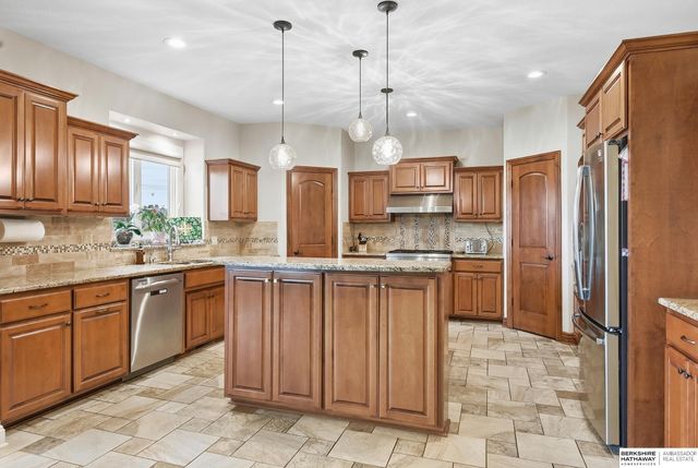 18664 Oregon Circle, Elkhorn, NE 68022
