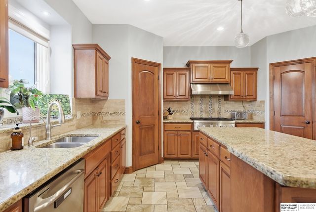 18664 Oregon Circle, Elkhorn, NE 68022