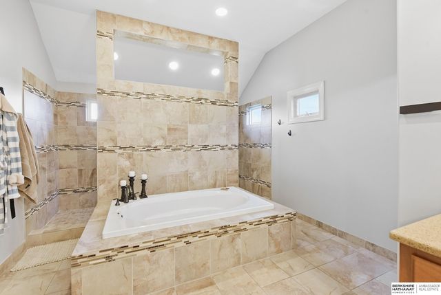 18664 Oregon Circle, Elkhorn, NE 68022