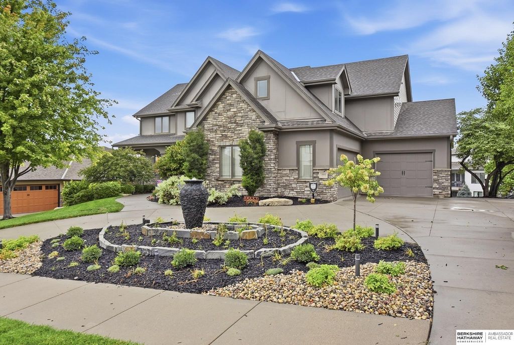 18664 Oregon Circle, Elkhorn, NE 68022
