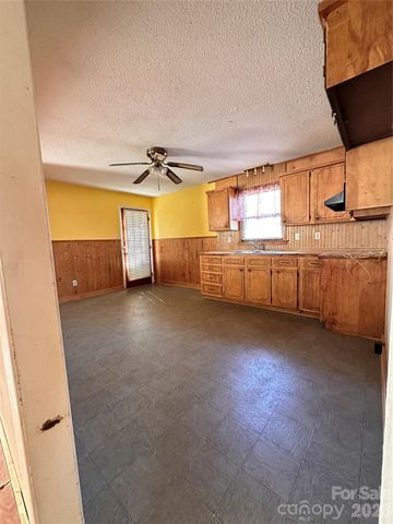 621 E 11th Street, Newton, NC 28658