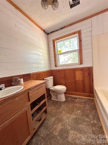 621 E 11th Street, Newton, NC 28658