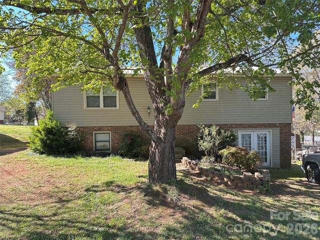 621 E 11th Street, Newton, NC 28658