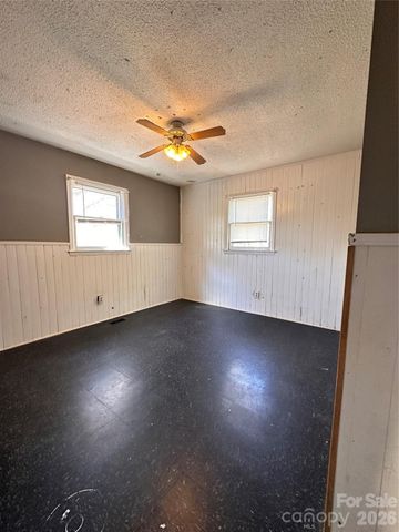 621 E 11th Street, Newton, NC 28658