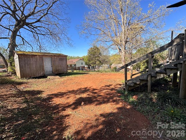 621 E 11th Street, Newton, NC 28658