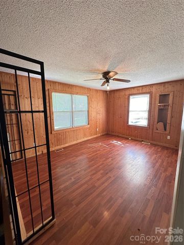 621 E 11th Street, Newton, NC 28658