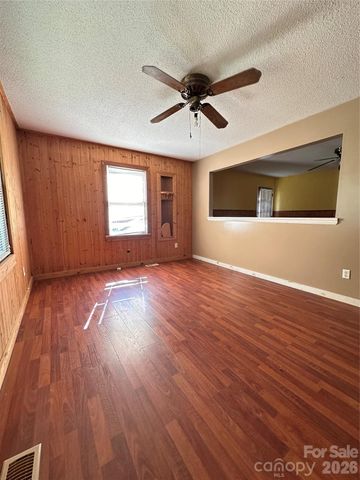 621 E 11th Street, Newton, NC 28658