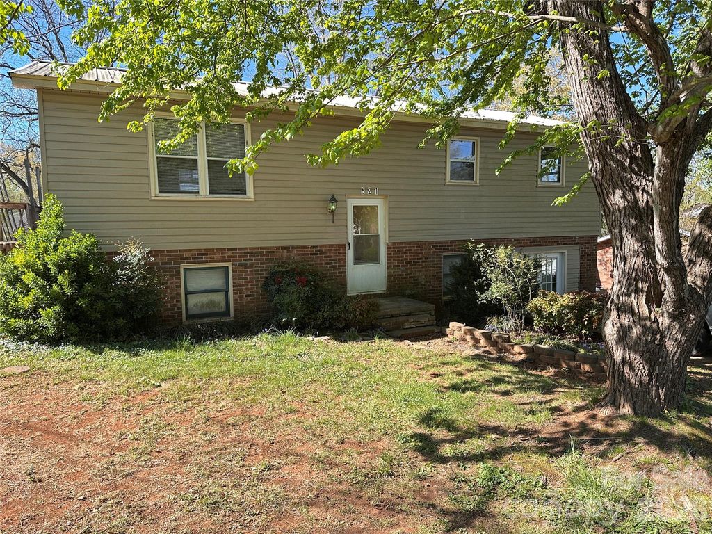 621 E 11th Street, Newton, NC 28658