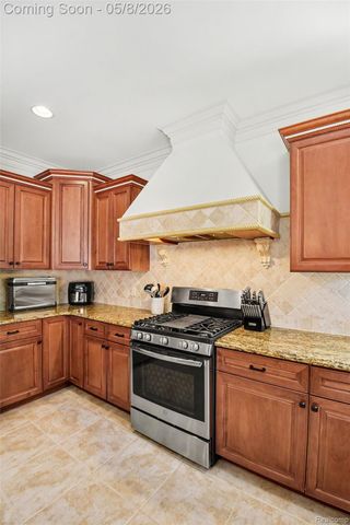 6086 Admiral Court, Washington Township, MI 48094