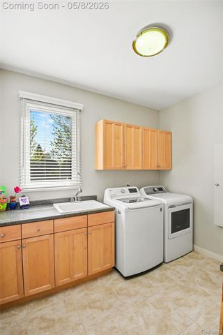 6086 Admiral Court, Washington Township, MI 48094