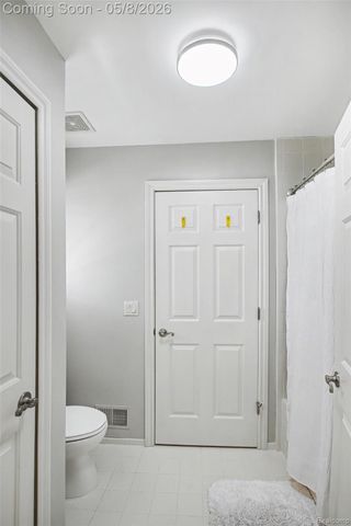 6086 Admiral Court, Washington Township, MI 48094