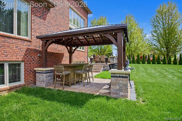 6086 Admiral Court, Washington Township, MI 48094