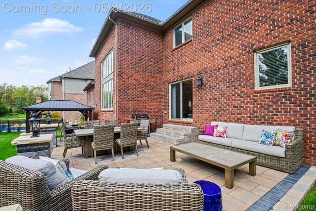 6086 Admiral Court, Washington Township, MI 48094