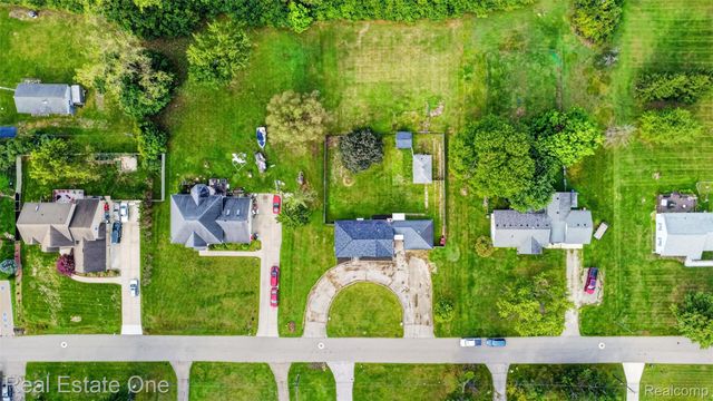 25275 Ravine Street, Southfield, MI 48033