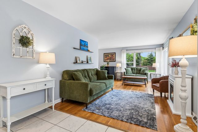 1105 E Barberry Lane, Mount Prospect, IL 60056
