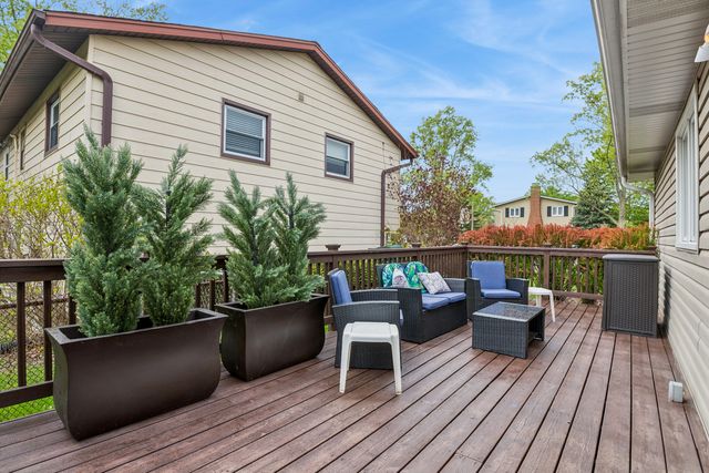 1105 E Barberry Lane, Mount Prospect, IL 60056