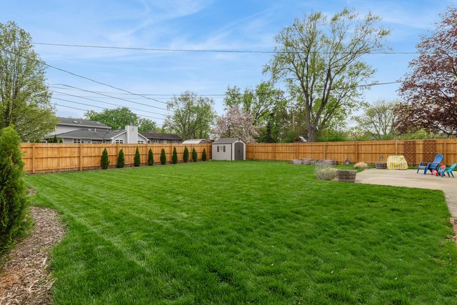 1105 E Barberry Lane, Mount Prospect, IL 60056