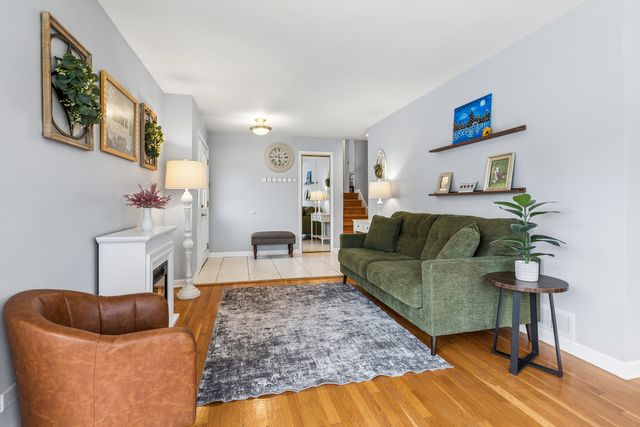 1105 E Barberry Lane, Mount Prospect, IL 60056