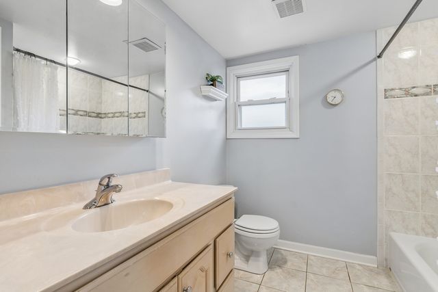 1105 E Barberry Lane, Mount Prospect, IL 60056