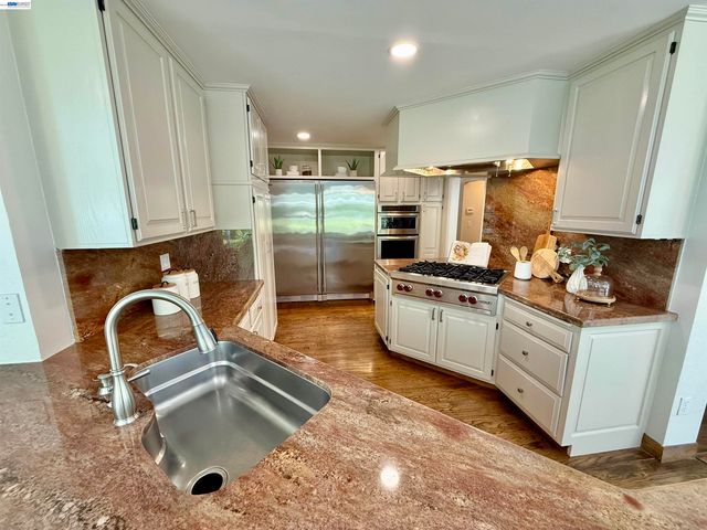 516 Moraga Way, Orinda, CA 94563
