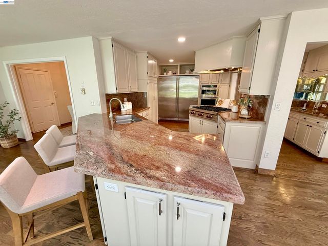 516 Moraga Way, Orinda, CA 94563