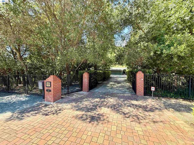 516 Moraga Way, Orinda, CA 94563