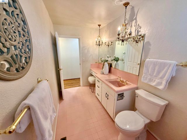 516 Moraga Way, Orinda, CA 94563