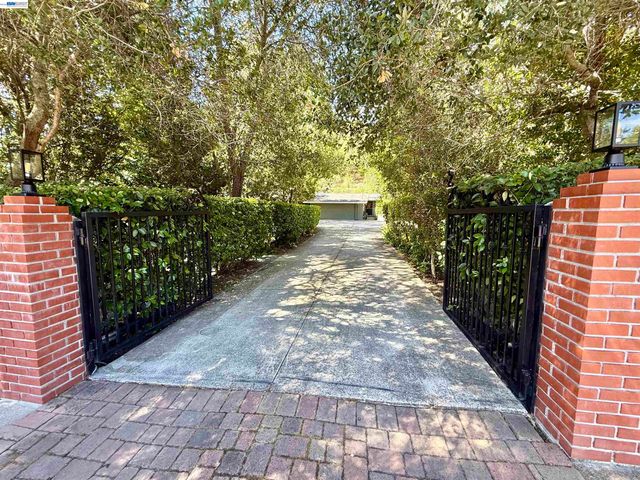516 Moraga Way, Orinda, CA 94563