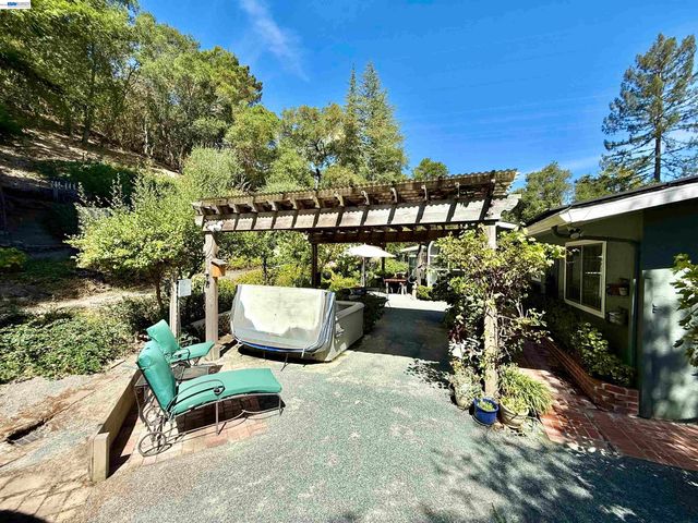 516 Moraga Way, Orinda, CA 94563