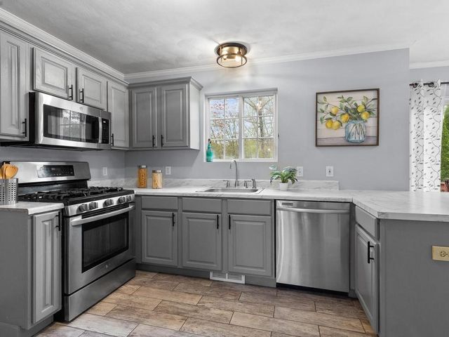 44 Orchard Valley Drive, Cranston, RI 02921