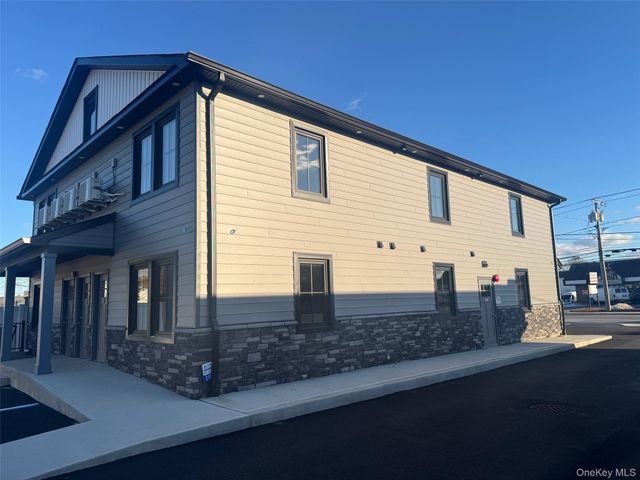 1035 Montauk Highway 4, Copiague, NY 11726