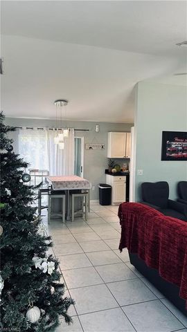 827 SW 14th PL, Cape Coral, FL 33991