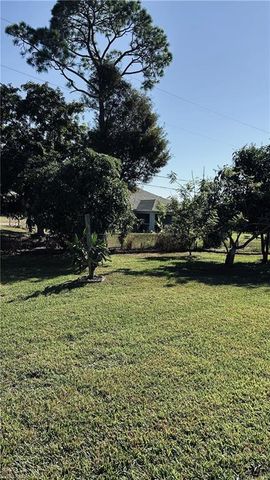 827 SW 14th PL, Cape Coral, FL 33991