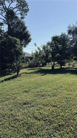 827 SW 14th PL, Cape Coral, FL 33991