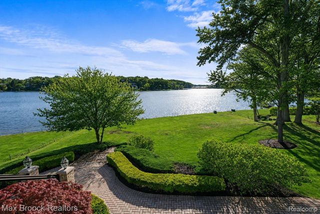 1832 Long Lake Shore Drive, Bloomfield Charter Township, MI 48302