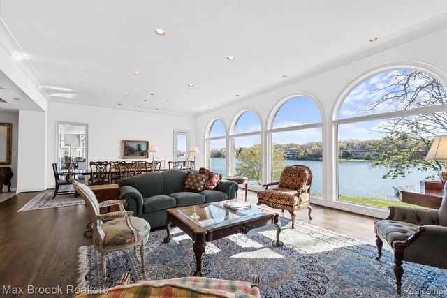 1832 Long Lake Shore Drive, Bloomfield Charter Township, MI 48302